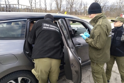 Służby w gotowości - funkcjonariusze KaOSG podczas ćwiczeń z wykorzystaniem szpitala polowego