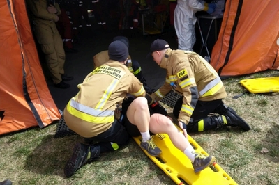 Służby w gotowości - funkcjonariusze KaOSG podczas ćwiczeń z wykorzystaniem szpitala polowego