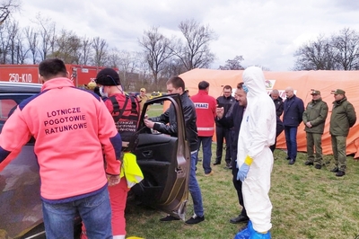 Służby w gotowości - funkcjonariusze KaOSG podczas ćwiczeń z wykorzystaniem szpitala polowego