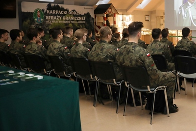 Funkcjonariusze KaOSG spotkali się z uczniami klas mundurowych o profilu Straż Graniczna