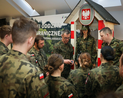 Funkcjonariusze KaOSG spotkali się z uczniami klas mundurowych o profilu Straż Graniczna