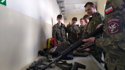 Funkcjonariusze KaOSG spotkali się z uczniami klas mundurowych o profilu Straż Graniczna