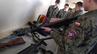 Funkcjonariusze KaOSG spotkali się z uczniami klas mundurowych o profilu Straż Graniczna