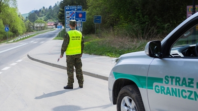 Poszukiwana listem gończym cudzoziemka zatrzymana na Podhalu Umundurowany funkcjonariusz zatrzymuje samochód do kontroli