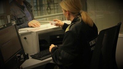 Nie wyleciał na wakacje przez unieważniony dowód osobisty Funkcjonariuszka Straży Granicznej sprawdza dowód osobisty podróżnego.
