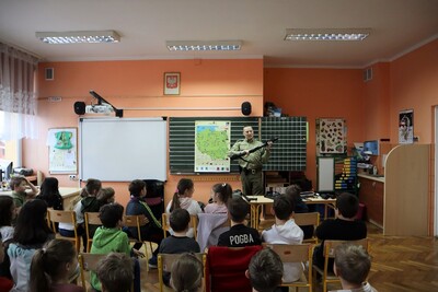 Prelekcje funkcjonariusza Placówki SG w Zakopanem w nowotarskich szkołach 