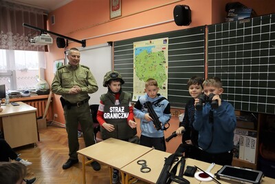 Prelekcje funkcjonariusza Placówki SG w Zakopanem w nowotarskich szkołach 