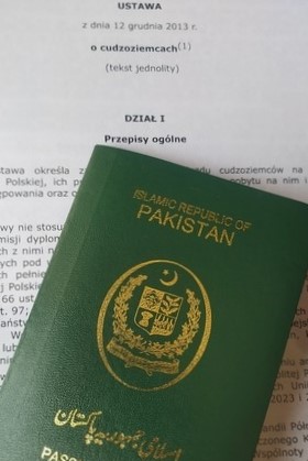 Podróżny z Abu Dhabi z podrobiona wizą