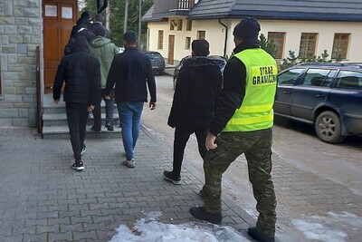 Zatrzymano 12 Turków przewożonych w osobówce przez Ukraińca