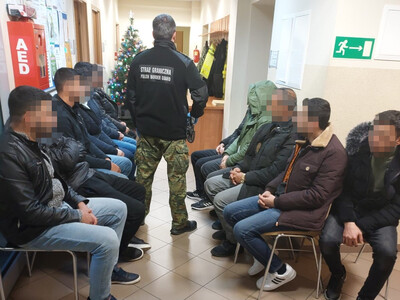 Zatrzymano 12 Turków przewożonych w osobówce przez Ukraińca
