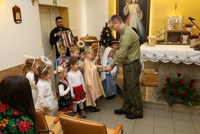 Przedszkolaki kultywują staropolski zwyczaj kolędowania 