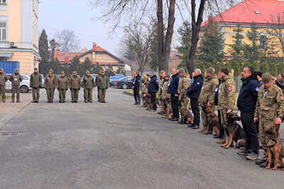 Przekazanie psów ukraińskim żołnierzom 