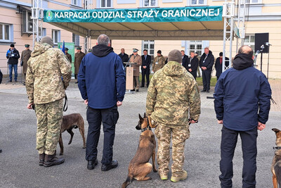Przekazanie psów ukraińskim żołnierzom 