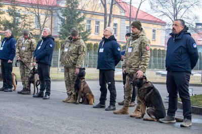 Przekazanie psów ukraińskim żołnierzom 