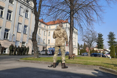 Przekazanie psów ukraińskim żołnierzom 