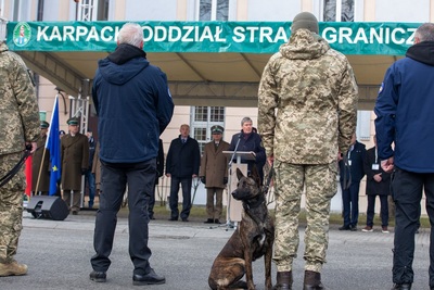 Przekazanie psów ukraińskim żołnierzom 