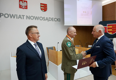 Medale dla „Zasłużonych dla Ziemi Sądeckiej” funkcjonariuszy Karpackiego Oddziału SG