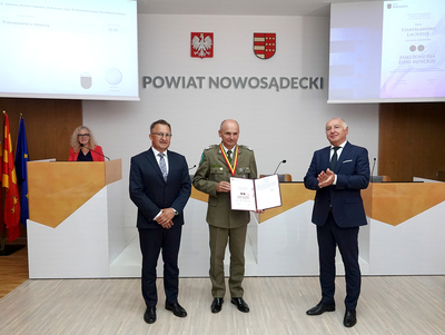 Medale dla „Zasłużonych dla Ziemi Sądeckiej” funkcjonariuszy Karpackiego Oddziału SG