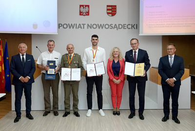 Medale dla „Zasłużonych dla Ziemi Sądeckiej” funkcjonariuszy Karpackiego Oddziału SG