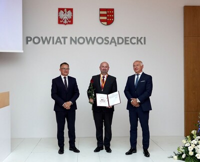 Medale dla „Zasłużonych dla Ziemi Sądeckiej” funkcjonariuszy Karpackiego Oddziału SG