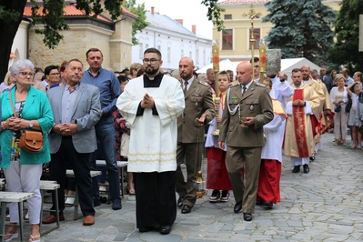 Funkcjonariusze i pracownicy KaOSG uczestniczyli we Mszy świętej w intencji Ojczyzny 
