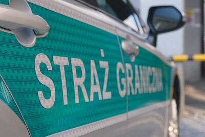 Bok samochodu służbowego z napisem Straż Graniczna
