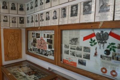 Wyposażenie Muzeum 1 Pułku Strzelców Podhalańskich Armii Krajowej. Zdjęcia i gabloty z pamiątkami.