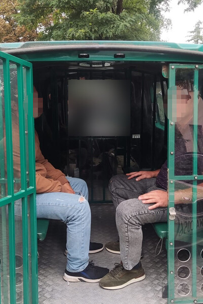 O jeden dzień za długo zatrzymani cudzoziemcy znajdujący się w pojeździe służbowym Straży Granicznej.