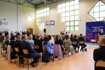 Uroczyste rozpoczęcie roku szkolnego w I Liceum Ogólnokształcącym im. Tadeusza Kościuszki w Dąbrowie Tarnowskiej z udziałem por. SG Marii Tokarczyk z Placówki Straży Granicznej w Tarnowie.
