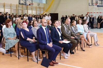 Uroczyste rozpoczęcie roku szkolnego w I Liceum Ogólnokształcącym im. Tadeusza Kościuszki w Dąbrowie Tarnowskiej z udziałem por. SG Marii Tokarczyk z Placówki Straży Granicznej w Tarnowie.