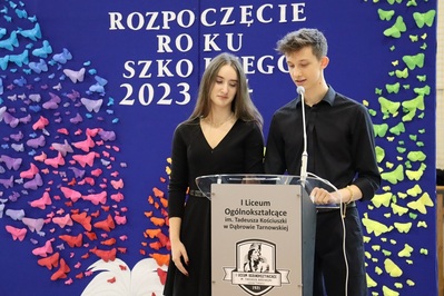 Uroczyste rozpoczęcie roku szkolnego w I Liceum Ogólnokształcącym im. Tadeusza Kościuszki w Dąbrowie Tarnowskiej z udziałem por. SG Marii Tokarczyk z Placówki Straży Granicznej w Tarnowie.