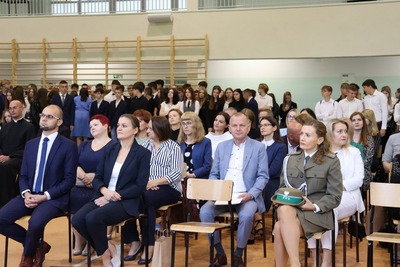 Uroczyste rozpoczęcie roku szkolnego w I Liceum Ogólnokształcącym im. Tadeusza Kościuszki w Dąbrowie Tarnowskiej z udziałem por. SG Marii Tokarczyk z Placówki Straży Granicznej w Tarnowie.