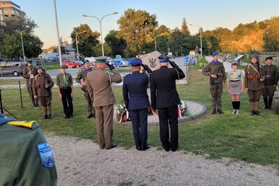 Upamiętnili kieleckich Bohaterów Mundurowi oddający honor przed pomnikiem obrońców Kielc 1939
