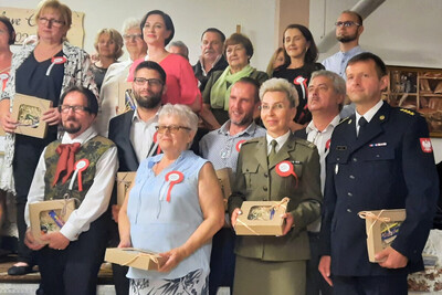 Uroczystości patriotyczne na ziemi tarnowskiej i dąbrowskiej osoby stoją do wspólnego zdjęcia. wcześniej czytały powieść Nad Niemnem podczas Narodowego czytania.