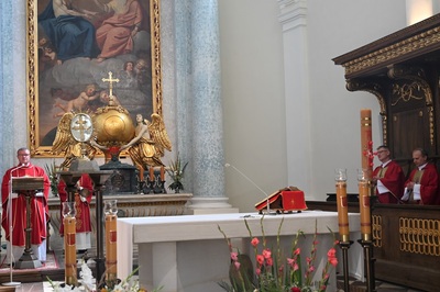 Pielgrzymowali w intencji służb mundurowych ołtarz w Bazylice obok ksiądz kapelan Karpackiego oddziału straży granicznej.