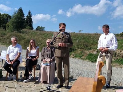 fot. mieszkancy.lipnicawielka.pl Komendant Placówki SG w Zakopanem – ppłk SG Andrzej Karkoszka przemawiający do zebranych podczas 12. edycji Narodowego Czytania.