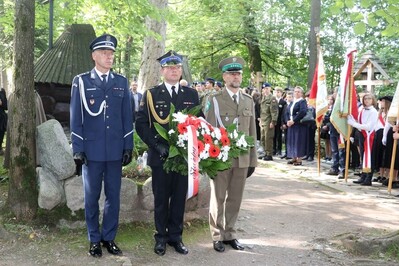 fot. facebook.com/StarostwoWZakopanem Zastępca Komendanta Placówki Straży Granicznej w Zakopanem wraz z funkcjonariuszem Policji oraz Straży Pożarnej składający wiązankę kwiatów pod pomnikiem Sybiraków w Zakopanem.