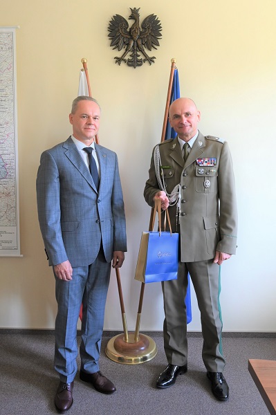 Wręczenie zestawu monet kolekcjonerskich Dyrektor NBP o. Kielce i Komendant Karpackiego Oddziału SG podczas wręczania zestawu monet kolekcjonerskich w Placówce SG w Kielcach