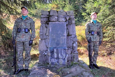 44. Turystyczny Zlot im. majora Juliana Zubka „Tatara” posterunek honorowy składający się z dwóch funkcjonariuszy Straży Granicznej przy pomniku Partyzantów dziewiątej Kompanii trzeciego Batalionu pierwszego Pułku Strzelców Podhalańskich Armii Krajowej