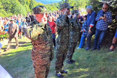 44. Turystyczny Zlot im. majora Juliana Zubka „Tatara” Zastępca Komendanta Karpackiego Oddziału Straży Granicznej oddający honor po złożeniu kwiatów pod pomnikiem Partyzantów dziewiątej Kompanii trzeciego Batalionu pierwszego Pułku Strzelców Podhalańskich Armii Krajowej