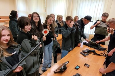 Prelekcja dla uczniów z Krosna Młodzież zapoznająca się ze sprzętem służbowym, który na co dzień wykorzystują funkcjonariusze Straży Granicznej podczas służby. uczniowie maja możliwość dotknięcia jak również wzięcia do rąk sprzęt służbowy.