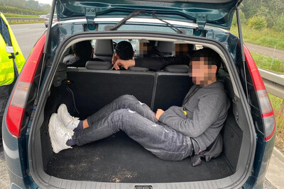 Przeciwdziałanie nielegalnej migracji w Małopolsce - PSG w Krakowie zatrzymany cudzoziemiec znajdujący się w bagażniku pojazdu zatrzymanego podczas kontroli.