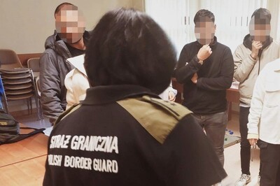 Przeciwdziałanie nielegalnej migracji w Małopolsce - PSG w Zakopanem grupa zatrzymanych cudzoziemców znajdująca się w pomieszczeniu służbowym straży Granicznej w obecności funkcjonariuszki straży Granicznej.