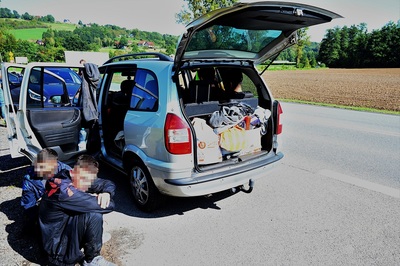 Przeciwdziałanie nielegalnej migracji w Małopolsce - PSG w Tarnowie zatrzymany pojazd do kontroli przez funkcjonariuszy straży granicznej. w pojeździe i obok pojazdu znajdują się nielegalni migranci.