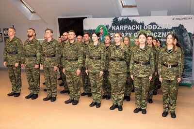 Nowi funkcjonariusze SG ślubowali w obecności Sztandaru KaOSG Sala odpraw. Grupa 30 funkcjonariuszy SG stojących w szyku, zdjęcie od przodu.