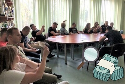 Sala szkoleniowa. Kilkunastu uczestników szkolenia siedzi przy stole i ogląda pod światło przedstawione przez szkolących banknoty. Po prawej stronie na dole wstawiona grafika: lupa i stos banknotów.