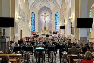 Uroczystości patriotyczne i religijno-kulturalne w Rzepienniku Strzyżewskim i Tarnowie orkiestra reprezentacyjna straży granicznej oczekująca na koncert. wnętrze kościoła