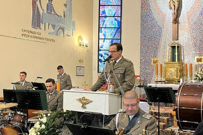 Uroczystości patriotyczne i religijno-kulturalne w Rzepienniku Strzyżewskim i Tarnowie komendant placówki straży granicznej w Tarnowie przemawia do publiczności zebranej podczas koncertu