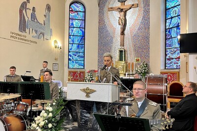 Uroczystości patriotyczne i religijno-kulturalne w Rzepienniku Strzyżewskim i Tarnowie funkcjonariuszka straży granicznej czytająca podczas koncertu