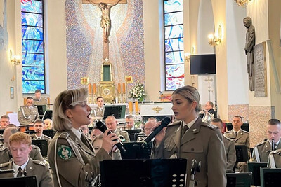 Uroczystości patriotyczne i religijno-kulturalne w Rzepienniku Strzyżewskim i Tarnowie solistki orkiestry reprezentacyjnej straży granicznej wykonujące wspólnie utwór.